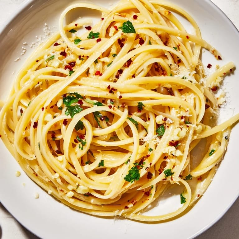 Delicious Garlic Butter Linguine: perfectly cooked pasta coated in a rich, flavorful garlic butter sauce.